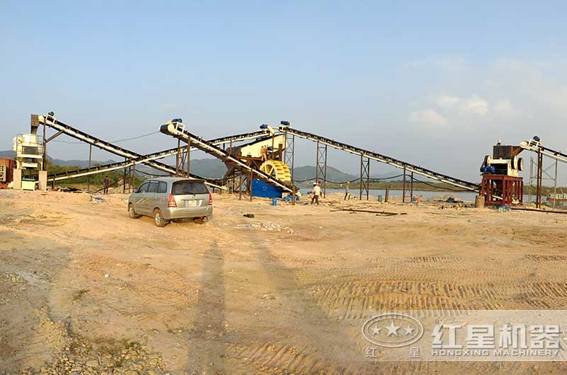 制砂機(jī)、鄂式破碎機(jī)現(xiàn)場(chǎng)聯(lián)合作業(yè)