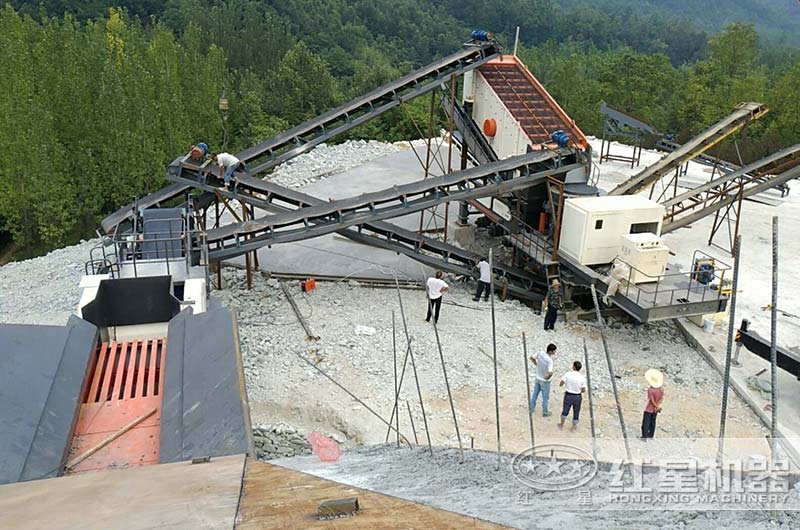 正在河南南陽工作的移動式小型柴油石子破碎機