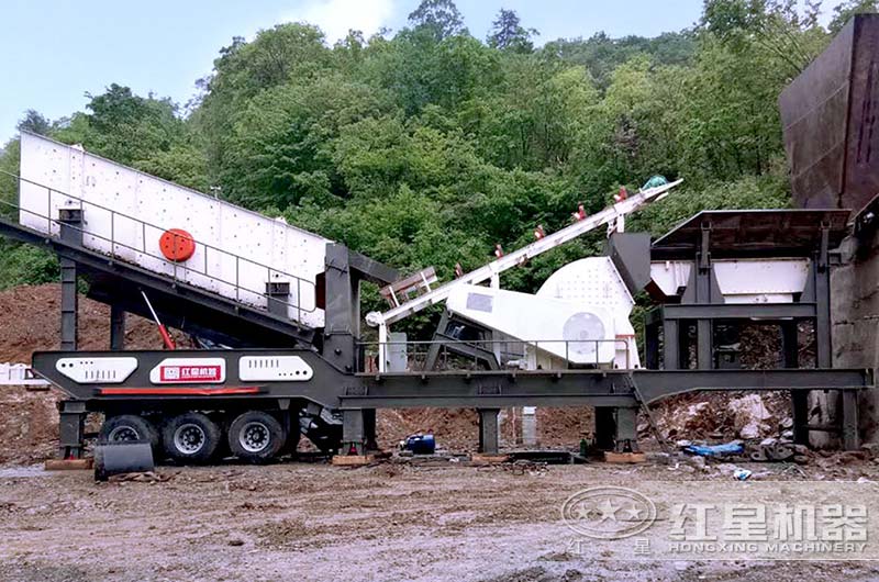 車載碎石機(jī)械設(shè)備作業(yè)現(xiàn)場