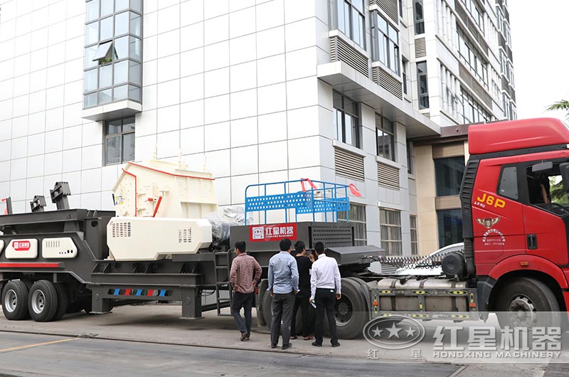 大型移動式建筑垃圾粉碎機發貨現場