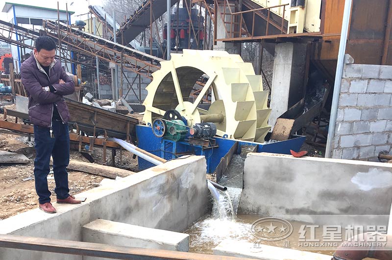 水洗沙機旁建造沉淀池，實現水資源循環利用