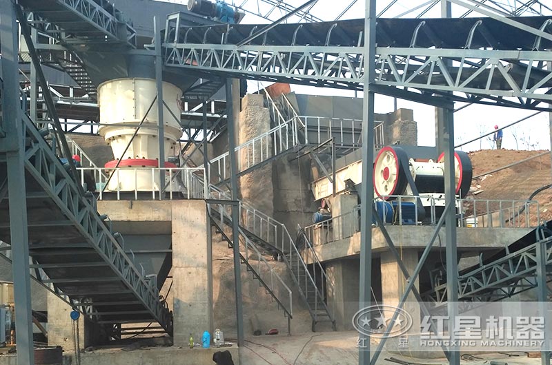 顎破與圓錐破組成破碎生產線，完成粗、中碎作業
