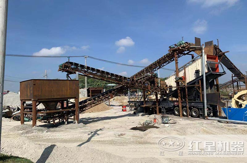 紅星海南客戶車載式移動(dòng)破碎機(jī)生產(chǎn)現(xiàn)場(chǎng)