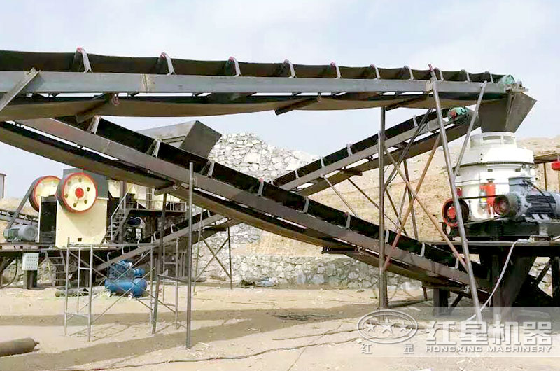 砂石生產線現場，粗碎破碎機為顎式破碎機